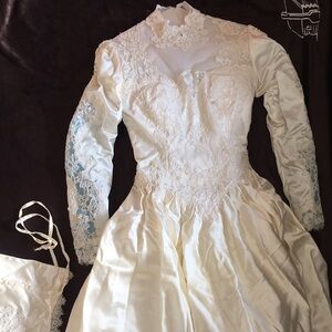 Vintage Ivory Lace Satin Wedding Dress with Train – Includes Underskirt & Purse